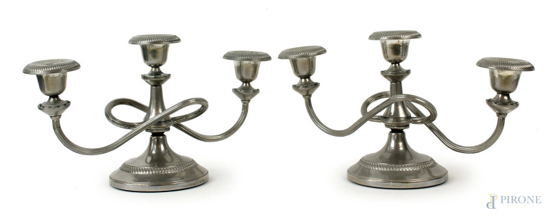 Coppia di candelabri in metallo argentato a tre fiamme su base circolare, XX secolo, cm 17x31x10  - Asta Asta a Tempo di Antiquariato e Arte Moderna - Aste Pirone