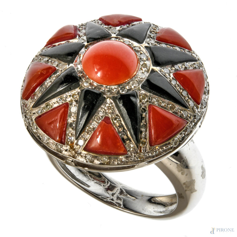 Anello in oro 18 kt con centrale in onice, corallo e diamanti 0,10 ct, misura 17, peso lordo 14,5  - Asta ASTA A TEMPO | PICTA MANENT - Aste Pirone