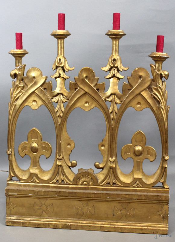 Candelabro neogotico in legno intagliato e dorato a quattro fiamme, altezza cm.80x61, (difetti e restauri)  - Asta SECONDA TORNATA D' ASTA A TEMPO DI FINE STAGIONE - Aste Pirone