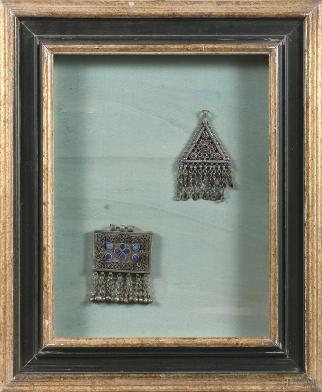 Ornamenti mediorientali in metallo argentato e pietre dure, XX secolo, misure complessive di cornice cm 45x54,7, (assenza di vetro)  - Asta RAPIDA SOLIS - Aste Pirone