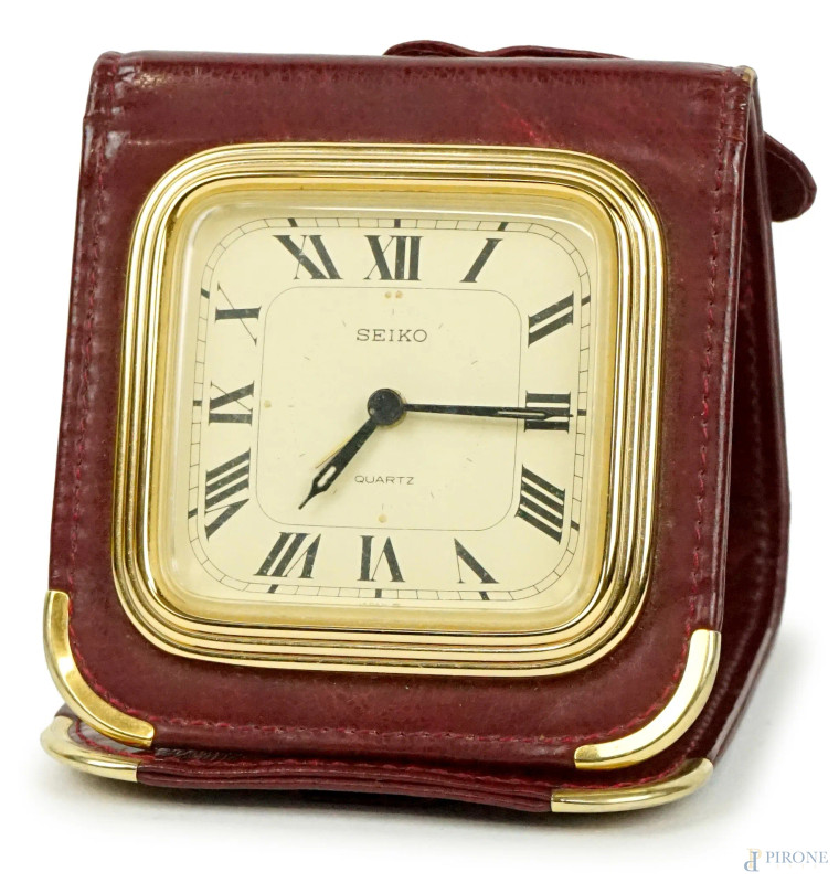 Seiko, sveglia da viaggio pieghevole entro astuccio color bordeaux, cm 8,5x8, (segni del tempo).  - Asta ASTA DI ARTE MODERNA, CONTEMPORANEA E VINTAGE - Aste Pirone