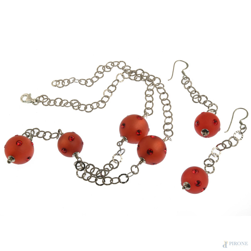 Parure composta da collana e orecchini in argento 925/000 con elementi in resina nei toni del rosso, lunghezza orecchini cm 7,5, lunghezza collana cm 41, peso lordo complessivo gr 20  - Asta ASTA A TEMPO | VARIÆ - Aste Pirone