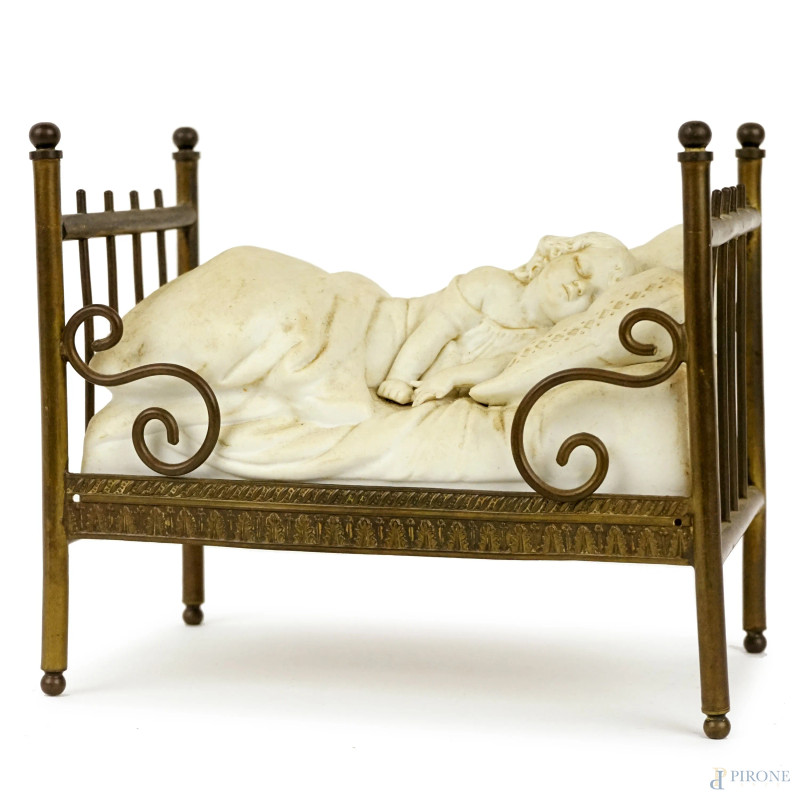 Bambina che dorme, scultura in porcellana biscuit, cm 14x16x10, inizi XX secolo, (segni del tempo).  - Asta II TORNATA DI ASTA DI ARTE MODERNA E ANTIQUARIATO - Aste Pirone