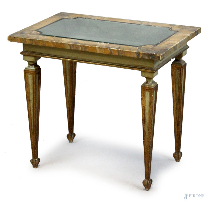 Tavolo vetrina Luigi XVI, in legno laccato, piano superiore con vetro sagomato, gambe ad obelisco, cm 54x60x42,5, (difetti)  - Asta Asta a Tempo di Antiquariato e Arte Moderna - Aste Pirone