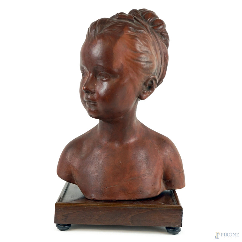 Busto di fanciulla, scultura in terracotta, cm h 35, base in legno, XX secolo, (lievi segni del tempo).  - Asta ASTA DI ANTIQUARIATO E ARTE MODERNA - Aste Pirone