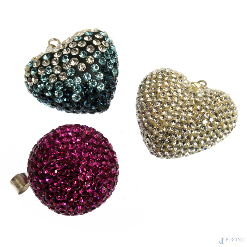 Lotto di tre ciondoli in resina, lunghezza massima cm 3  - Asta ASTA A TEMPO | VARIÆ - Aste Pirone