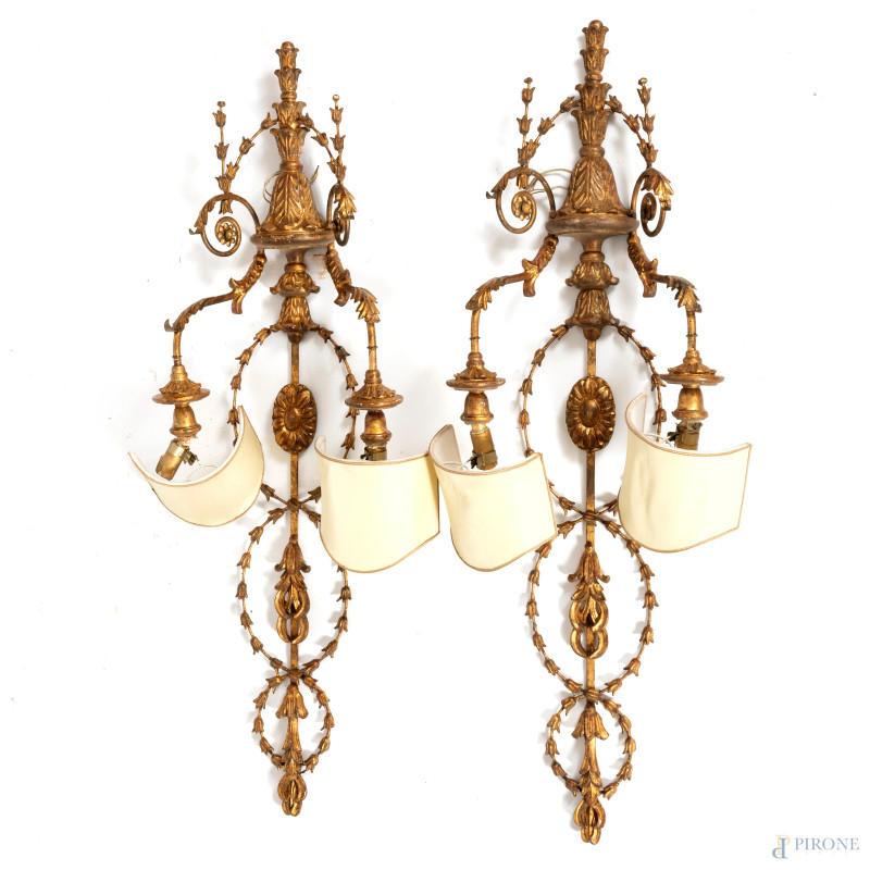 Coppia di appliques a due luci in legno intagliato e metallo dorati, XIX-XX secolo, cm 108,5x41x20, (segni di usura, cadute di colore, difetti, rotture)  - Asta ASTA A TEMPO | VARIÆ - Aste Pirone