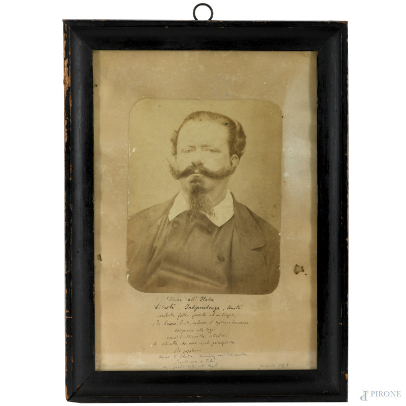 Fotografia di Vittorio Emanuele II applicata su foglio con iscrizioni datate 1878, misure complessive, cm 32x22, (tracce di umidità, gore, difetti)  - Asta ASTA A TEMPO | IMAGO - Aste Pirone