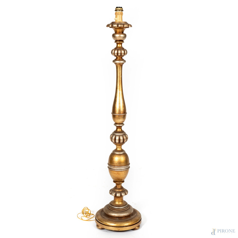 Torciere in legno dorato montato a lampada, XX secolo, altezza cm 144, (segni di usura, difetti, cadute di doratura, da revisionare)  - Asta ASTA A TEMPO | VARIÆ - Aste Pirone
