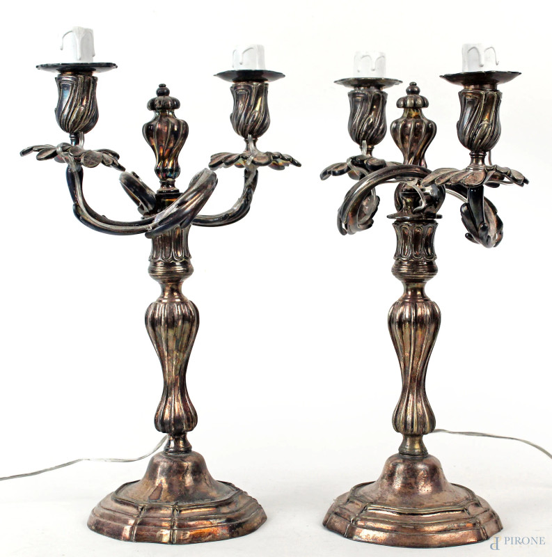 Coppia di candelabri in metallo argentato stile Luigi XV, a due fiamme con braccia a ramages, fusto torchon poggiante su base mistilinea, cm h 37,5, (difetti)  - Asta Asta a Tempo di Antiquariato e Arte Moderna - Aste Pirone