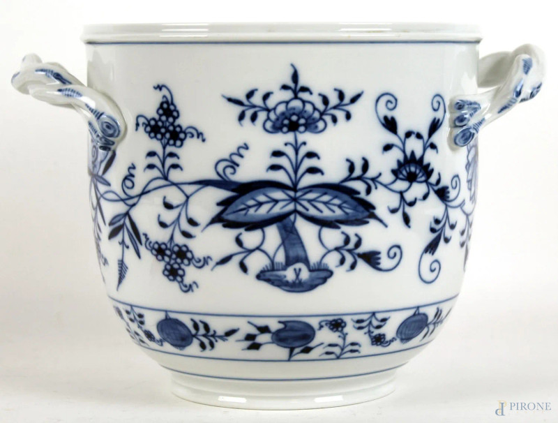 Vaso in porcellana bianco e blu Meissen, a due manici, decoro a motivi floreali, altezza cm 6, XX secolo  - Asta PRIMA TORNATA D' ASTA A TEMPO DI FINE STAGIONE - Aste Pirone