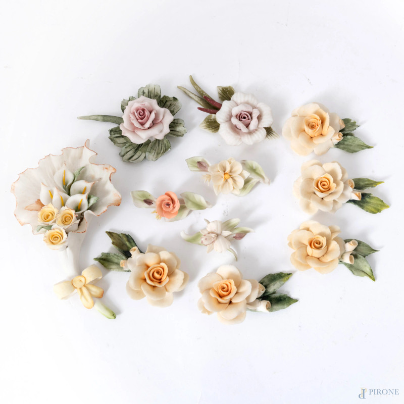 Lotto di 11 fiori in ceramica di Capodimonte, XX secolo, misura massima cm 14, (segni di usura, difetti, scheggiature)  - Asta ASTA A TEMPO | BLACK FRIDAY AUCTION - Aste Pirone