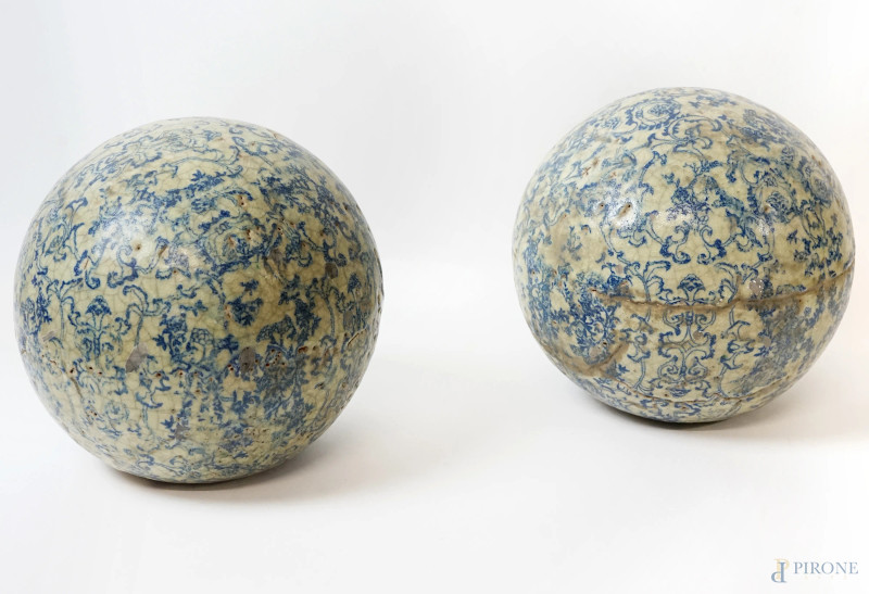 Coppia di sfere in ceramica a smalto bianco e blu craquelé, cm h 27 circa, XX secolo, (difetti di cottura).  - Asta ASTA A TEMPO DI ANTIQUARIATO E ARTE MODERNA - Aste Pirone