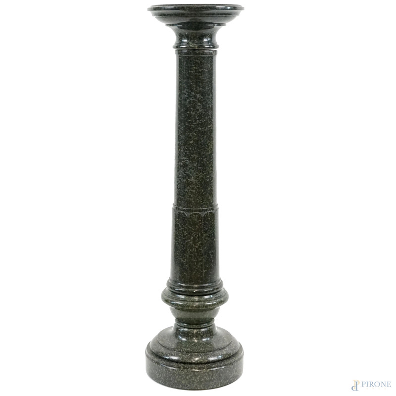 Colonna in marmo verde poggiante su base circolare, XX secolo, cm h 110,5, (lievi difetti)  - Asta ASTA A TEMPO DI ANTIQUARIATO E ARTE MODERNA – DUE SESSIONI - Aste Pirone