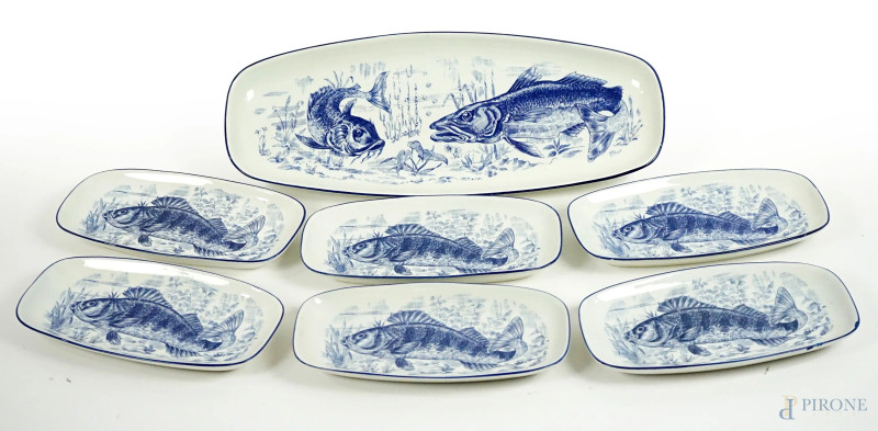 Servizio da pesce in porcellana bianco e blu, composto da un vassoio e sei piatti, cm 3,5x48x19,5, marcato TW silver series sotto la base.  - Asta ASTA DI ARTE MODERNA, CONTEMPORANEA E VINTAGE - Aste Pirone