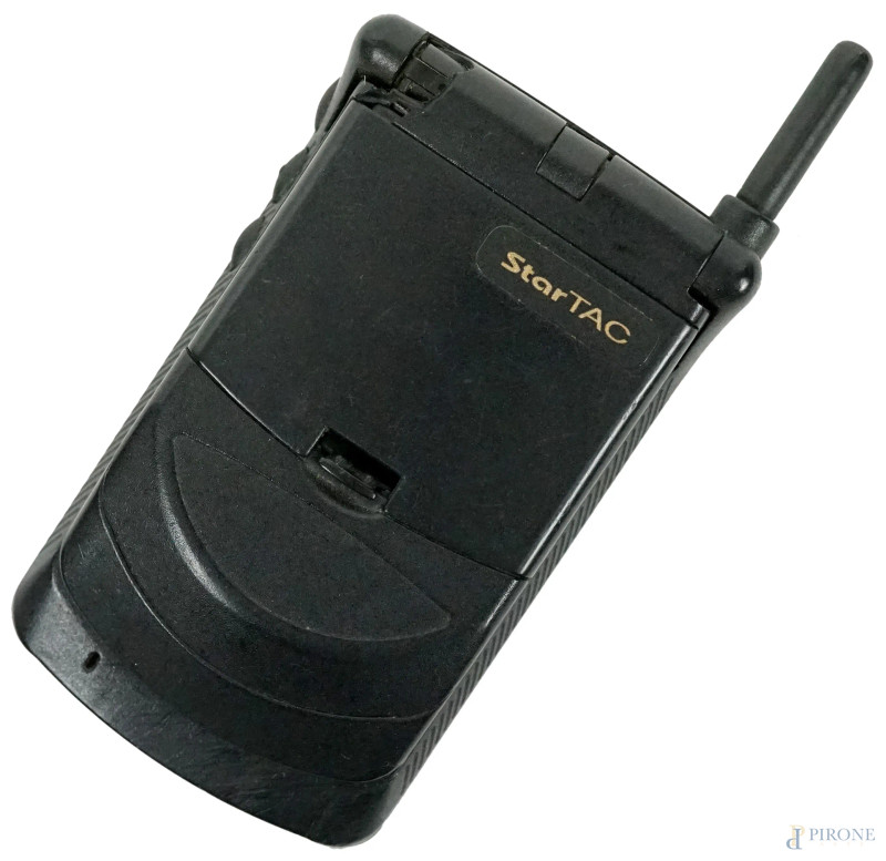 Telefono cellulare Motolora StarTAC, anni '90 scocca con apertura a conchiglia e antenna estraibile, cm 12,5x6x2,2  - Asta ASTA A TEMPO di Arte Moderna e Antiquariato - Aste Pirone