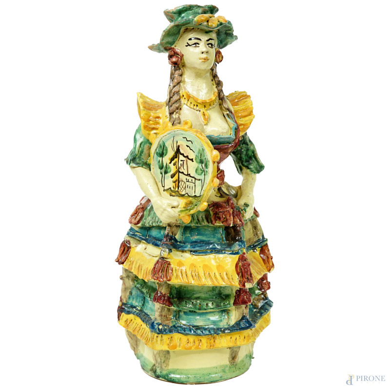 Lumiera a forma di figura femminile, in maiolica policroma Caltagirone, inizi  XX secolo, cm h 44, (difetti).  - Asta ASTA A TEMPO DI ANTIQUARIATO E ARTE MODERNA - Aste Pirone