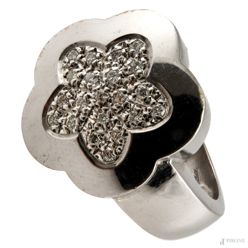 Anello in oro bianco 18 kt con centrale a guisa di fiore con pavè di brillantini, peso complessivo gr 12,2, misura 14, (segni di usura, graffi)  - Asta ASTA A TEMPO | ELECTA - Aste Pirone