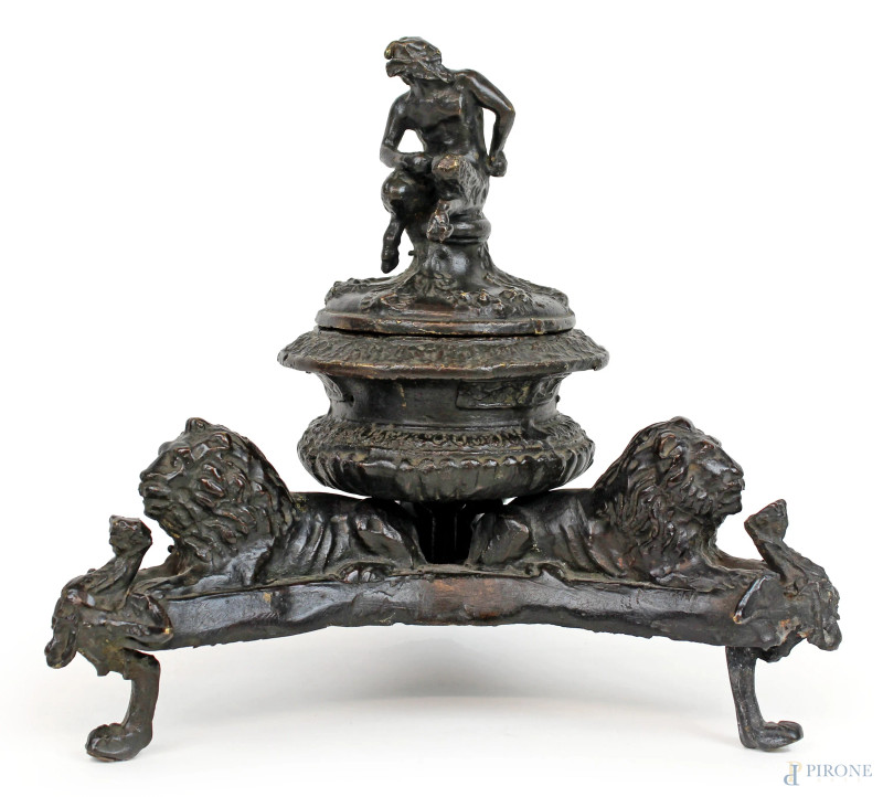 Bottega di Giuseppe De Levis (Verona 1552-1611), Calamaio in bronzo a cera persa, con tappo sormontato da fauno, base a tripode con leoni e figure alate, poggiante su piedi ferini, cm h 24x25x25  - Asta ASTA DI ARTE MODERNA E ANTIQUARIATO - Aste Pirone