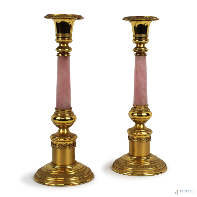 Coppia di candelieri in argento dorato, metà XX secolo, decori cesellati, fusto a colonna in quarzo rosa, cm h 23  - Asta ASTA DI ANTIQUARIATO E ARTE MODERNA - Aste Pirone