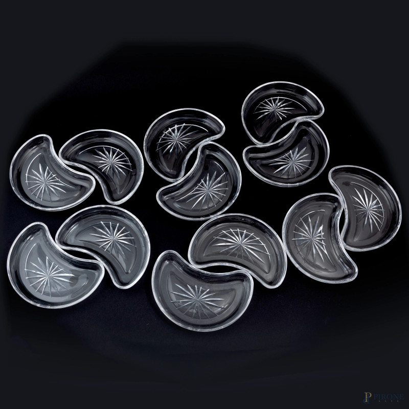 Lotto di 12 antipastiere in vetro sagomate a mezzaluna, XX secolo, cm 3x19x13  - Asta ASTA A TEMPO | VARIÆ - Aste Pirone