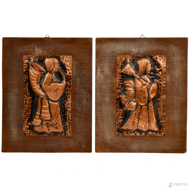Coppia di lastre in rame applicate su compensato raffiguranti profili di figure musicanti, XX secolo, cm 33x26 (difetti)  - Asta  ASTA A TEMPO | VARIÆ - Aste Pirone