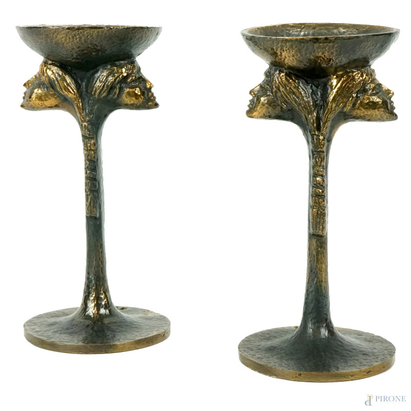 Coppia di calici déco in bronzo, decoro di doppio volto  femminile stilizzato, cm h 18, siglati alla base.  - Asta ASTA DI ANTIQUARIATO E ARTE MODERNA - Aste Pirone