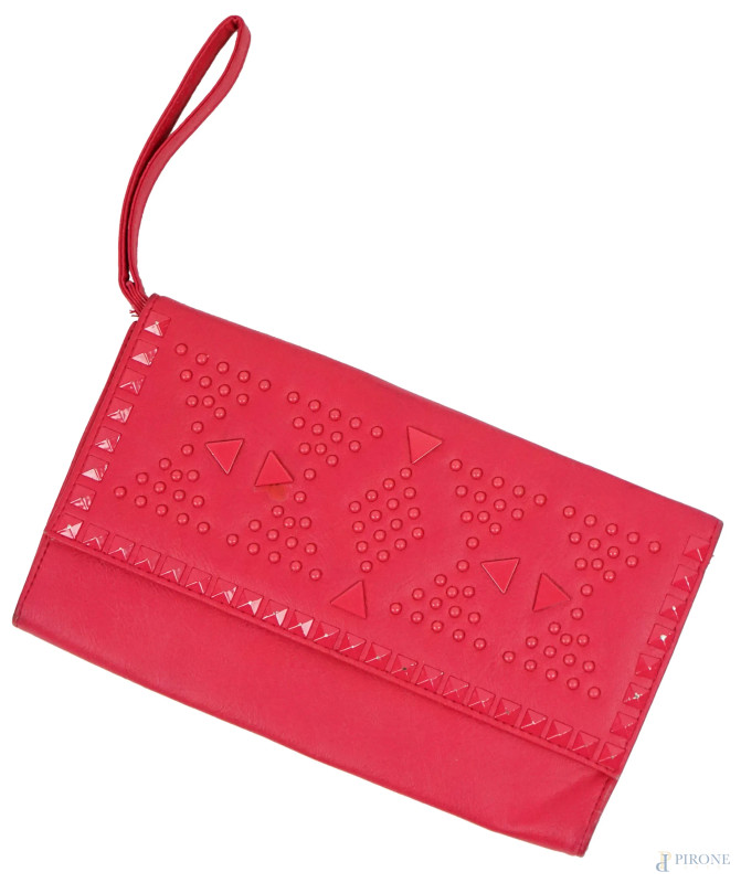 Clutch Atmosphere in ecopelle fucsia con borchie applicate, cm 18x29,5x2,5  - Asta ASTA A TEMPO - Aste Pirone