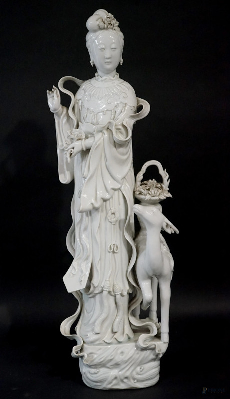 Guanyn con cerva, scultura in porcellana Blanc de Chine, cm h 63,5, Cina, XIX secolo.  - Asta ASTA A TEMPO DI ANTIQUARIATO E ARTE MODERNA - Aste Pirone