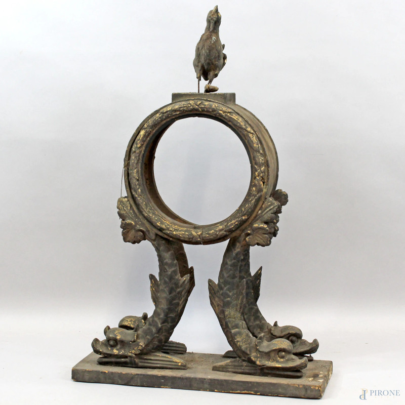 Antica  cassa di orologio da tavolo in legno intagliato e dorato, decoro superiore a foggia di gallo, cassa rotonda poggiante su quattro montanti scolpiti a motivo di teste di delfini, base rettangolare,  cm  h 77x51x15,5, (difetti e mancanze).  - Asta ANTIQUARIATO E ARTE MODERNA - Aste Pirone