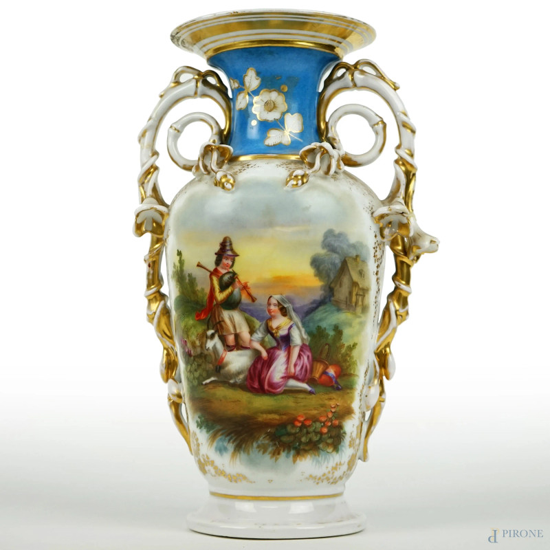 Vaso in porcellana policroma, XX secolo, corpo a balaustro, decoro raffigurante paesaggio con zampognaro fanciulla e capretta, anse a intrecci vegetali e floreali, cm h 30, (difetti, restauri)  - Asta ASTA A TEMPO - Aste Pirone