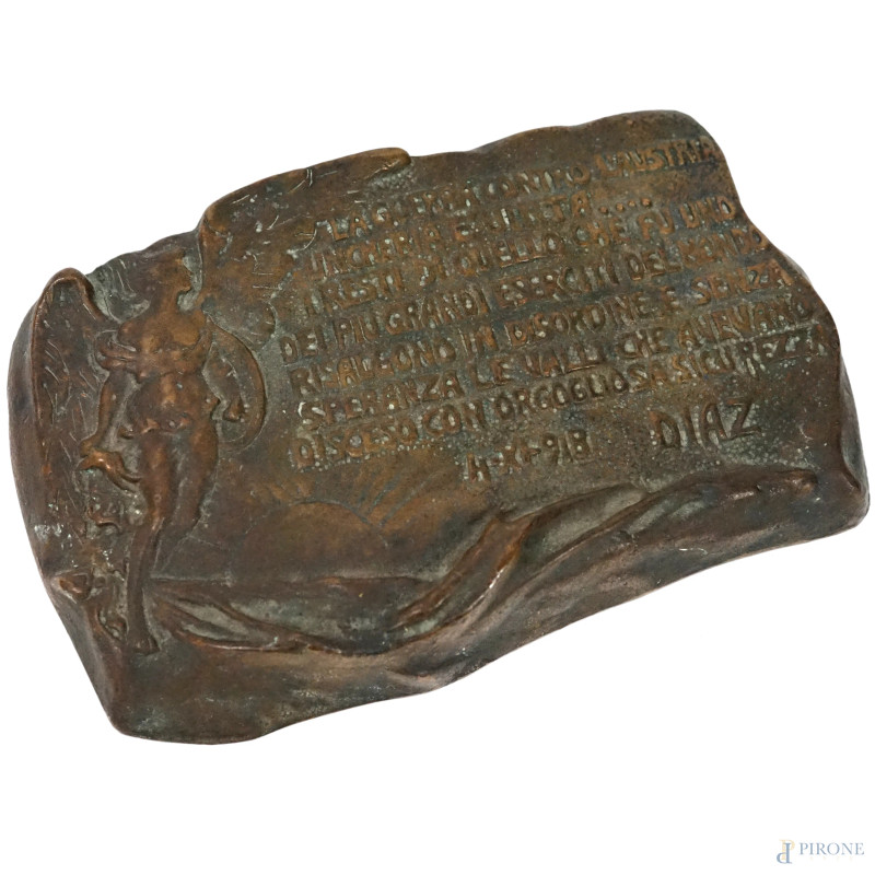 Placca in bronzo recante una famosa frase del Generale Diaz annunciante la ritirata dell'esercito austro ungarico e la vittoria della I guerra mondiale datata 4-XI-918, sul lato sinistro è raffigurata la Vittoria alata e in basso l'orizzonte del mare con sole nascente, XX secolo, cm 11x17  - Asta ASTA LIVE DI ARTE ANTICA E MODERNA - Aste Pirone