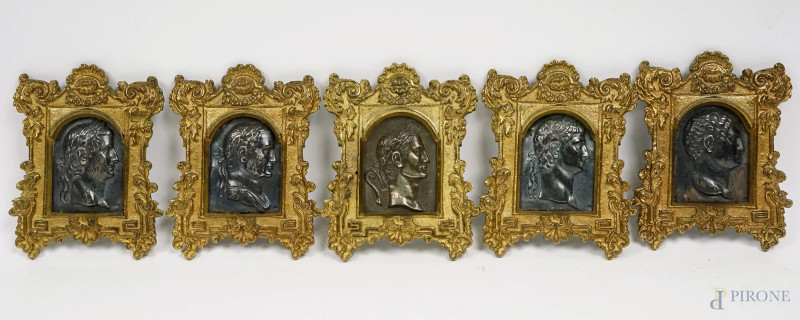 Cinque placche in argento raffiguranti profili di imperatori romani lavorati a sbalzo, cornici in bronzo dorato, misure cadauno cm 10x7, XIX secolo, (lievi segni del tempo)  - Asta ASTA A TEMPO DI ANTIQUARIATO E ARTE MODERNA - Aste Pirone