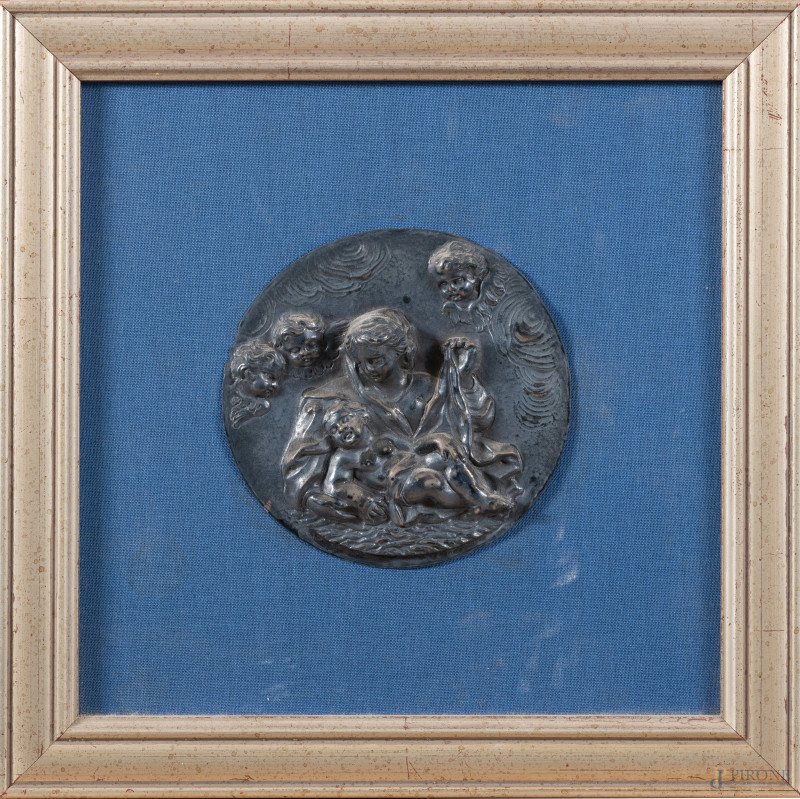 Bassorilievo in lamina d'argento raffigurante Madonna con Bambino, XX secolo, diametro cm 11, entro cornice, (segni di usura)  - Asta  ASTA A TEMPO | VARIÆ - Aste Pirone