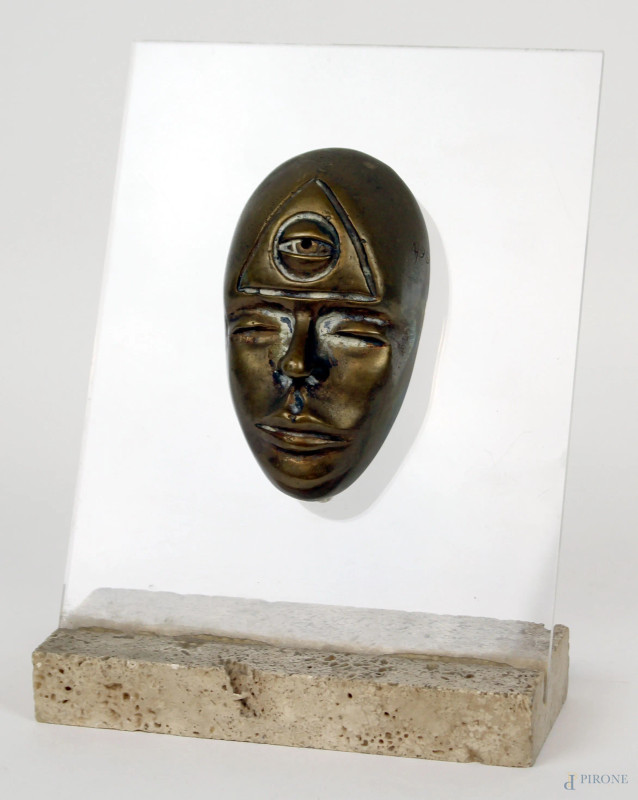 Enzo Carnebianca : Volto con occhio della Provvidenza, scultura in bronzo su supporto in plexiglass, cm h 9,5x5,5, N. 4/99, base in travertino, (ingombro totale cm 16,5x13x5)  - Asta ASTA DI ARTE MODERNA E ANTIQUARIATO - Aste Pirone