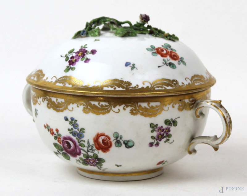 Tazza da puerpera, Vienna, XIX secolo, in porcellana dipinta in policromia a rose, finiture dorate, cm 12x20x14, (difetti e restauri)  - Asta Asta a Tempo di Antiquariato e Arte Moderna - Aste Pirone