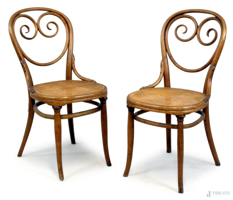 Coppia di sedie Thonet, in legno curvato, sedute in paglia di Vienna, cm h 91.  - Asta Asta a Tempo di Antiquariato e Arte Moderna - Aste Pirone