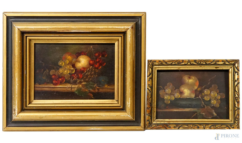 Lotto di due dipinti raffiguranti nature morte, olio su metallo e olio su tavola, cm 11,5x16,5 e cm 13x18, XX secolo, entro cornici  - Asta ASTA A TEMPO DI ANTIQUARIATO E ARTE MODERNA – DUE SESSIONI - Aste Pirone