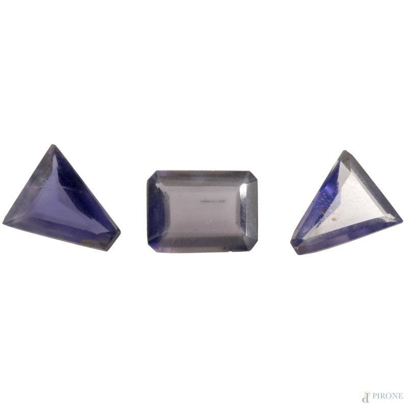 Parure di tre zaffiri: rettangolare, ct 2, mm 7,3x9,8x3,8; triangolare, ct 1,5, mm 9,4x8,4x3,4; triangolare, ct 1,5, mm 9,4x8,4x3,4;  - Asta ASTA A TEMPO | IN ARTE VERITAS - Aste Pirone