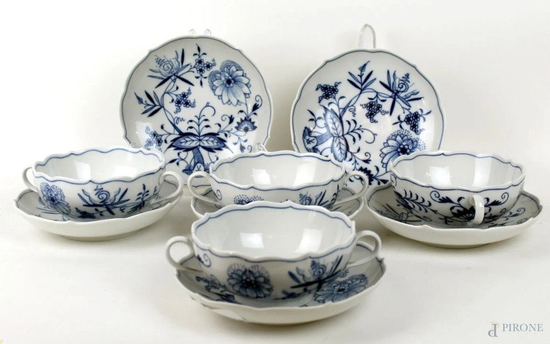 Lotto di cinque tazze da brodo con piattini in porcellana bianco e blu Meissen, decori a motivi floreali e vegetali, misure tazza cm h6x12x17, diametro piattino cm 17  - Asta PRIMA TORNATA D' ASTA A TEMPO DI FINE STAGIONE - Aste Pirone