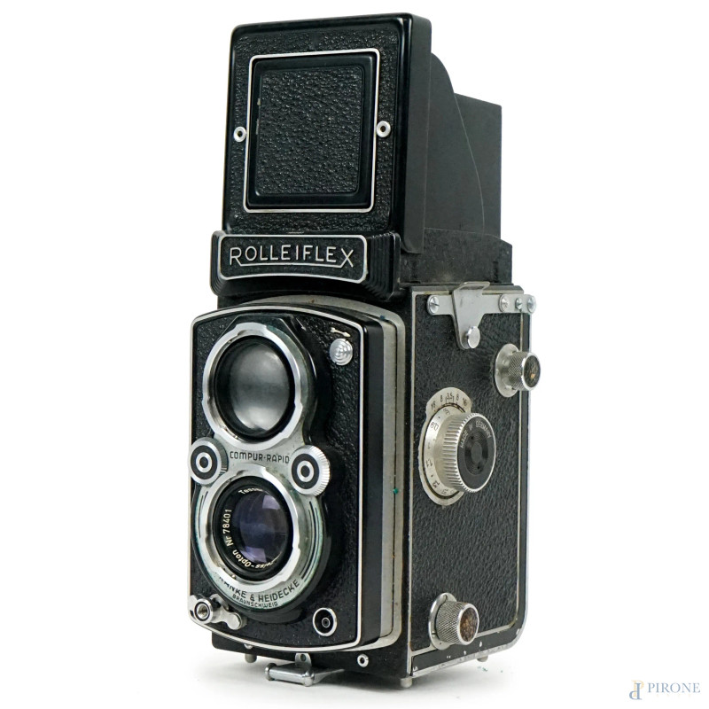 Rolleiflex Compur Rapid, macchina fotografica d'epoca, cm 14,5x7x9, n. di serie78401, entro custodia originale in cuoio,(difetti)  - Asta ASTA DI ARTE MODERNA, CONTEMPORANEA E VINTAGE - Aste Pirone