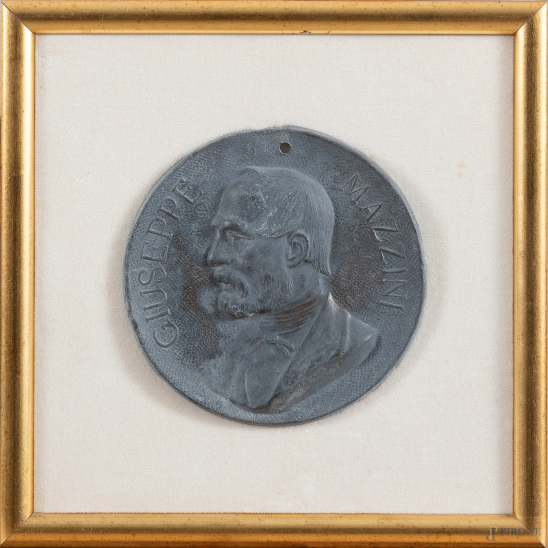 Bassorilievo in metallo raffigurante Giuseppe Mazzini, XX secolo, diametro cm 14, entro cornice, (segni di usura)  - Asta ASTA A TEMPO | VARIÆ	 - Aste Pirone