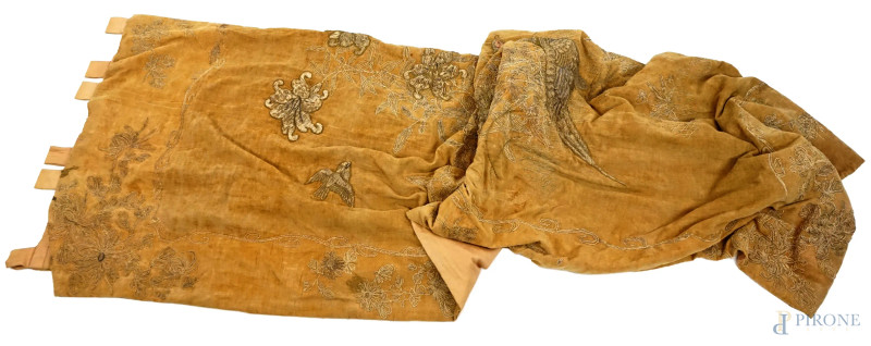 Tenda in velluto con ricami raffiguranti piante e volatili, cm 253x156, (difetti).  - Asta ASTA DI ANTIQUARIATO E ARTE MODERNA - Aste Pirone