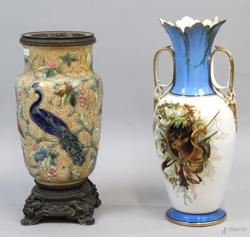 Lotto composto da un vaso in porcellana con decoro raffigurante cervo ed un vaso in maiolica smaltata raffigurante pavone, altezza max cm 44, (difetti e restauri).  - Asta ASTA DI ARTE MODERNA E ANTIQUARIATO - Aste Pirone