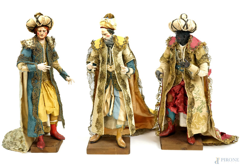 I Re Magi - Gaspare, Melchiorre e Baldassarre, gruppo di tre sculture da presepe  in legno scolpito e dipinto, teste modellate in terracotta, cm h 41,5, Napoli, XX secolo. Vesti in seta e raso di colori diversi, arricchite con microperline e  gallonature dorate, (difetti)  - Asta ASTA A TEMPO DI ANTIQUARIATO E ARTE MODERNA - Aste Pirone