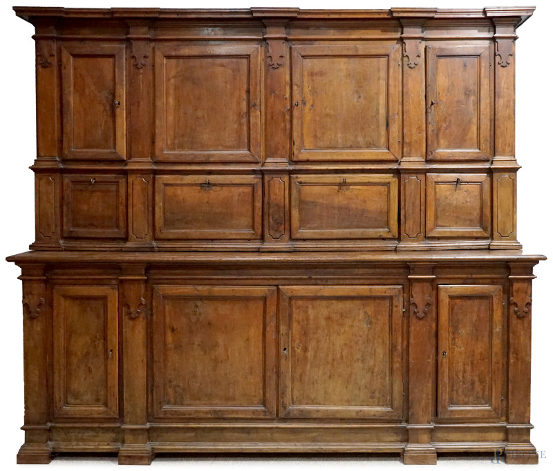 Credenza a doppio corpo in noce, Italia centrale, XVIII secolo,h. cm 233x267x71   (difetti, parti sostituite).  - Asta ASTA A TEMPO DI ANTIQUARIATO E ARTE MODERNA - Aste Pirone