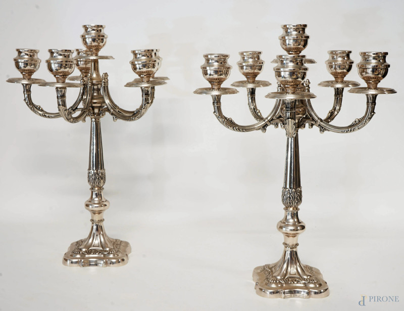 Coppia di candelabri a sei fiamme in argento sbalzato ed inciso, argentiere Mauro Sorelli, Firenze, seconda metà XX secolo, cm h 43,5, peso gr. 2380, (lievi difetti).   - Asta ASTA A TEMPO DI ANTIQUARIATO E ARTE MODERNA - Aste Pirone