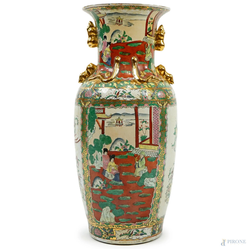 Grande vaso in porcellana con decori policromi, riserve con volatili e scene di corte, prese laterali e particolari dorati, cm h 62, Cina, XX secolo.   - Asta ASTA A TEMPO - Aste Pirone