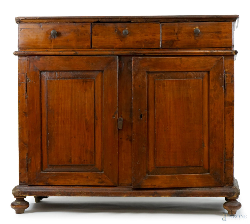 Credenza in legno dolce tinto a noce, XIX secolo, fronte a tre cassetti e due sportelli, cm h 105x118x42, (difetti).  - Asta ASTA DI ANTIQUARIATO E ARTE MODERNA - Aste Pirone