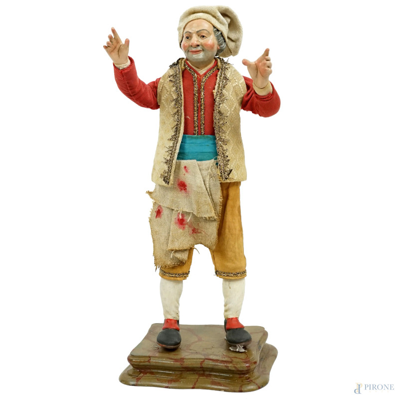 Macellaio, scultura da presepe in legno scolpito e dipinto, testa modellata in terracotta, occhi in pasta di vetro, cm h 32 Napoli, XX secolo, poggiante su base in legno. Abiti in tessuti diversi, (difetti)  - Asta ASTA A TEMPO DI ANTIQUARIATO E ARTE MODERNA - Aste Pirone